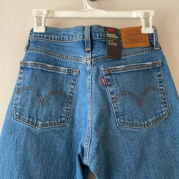 NWT Levi's Wedgie Straight Jeans - Size 26 - Picture 10 of 11